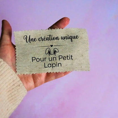 étiquette tissu Pâques texte création unique petit lapin motif oreilles sur tissu beige à coudre