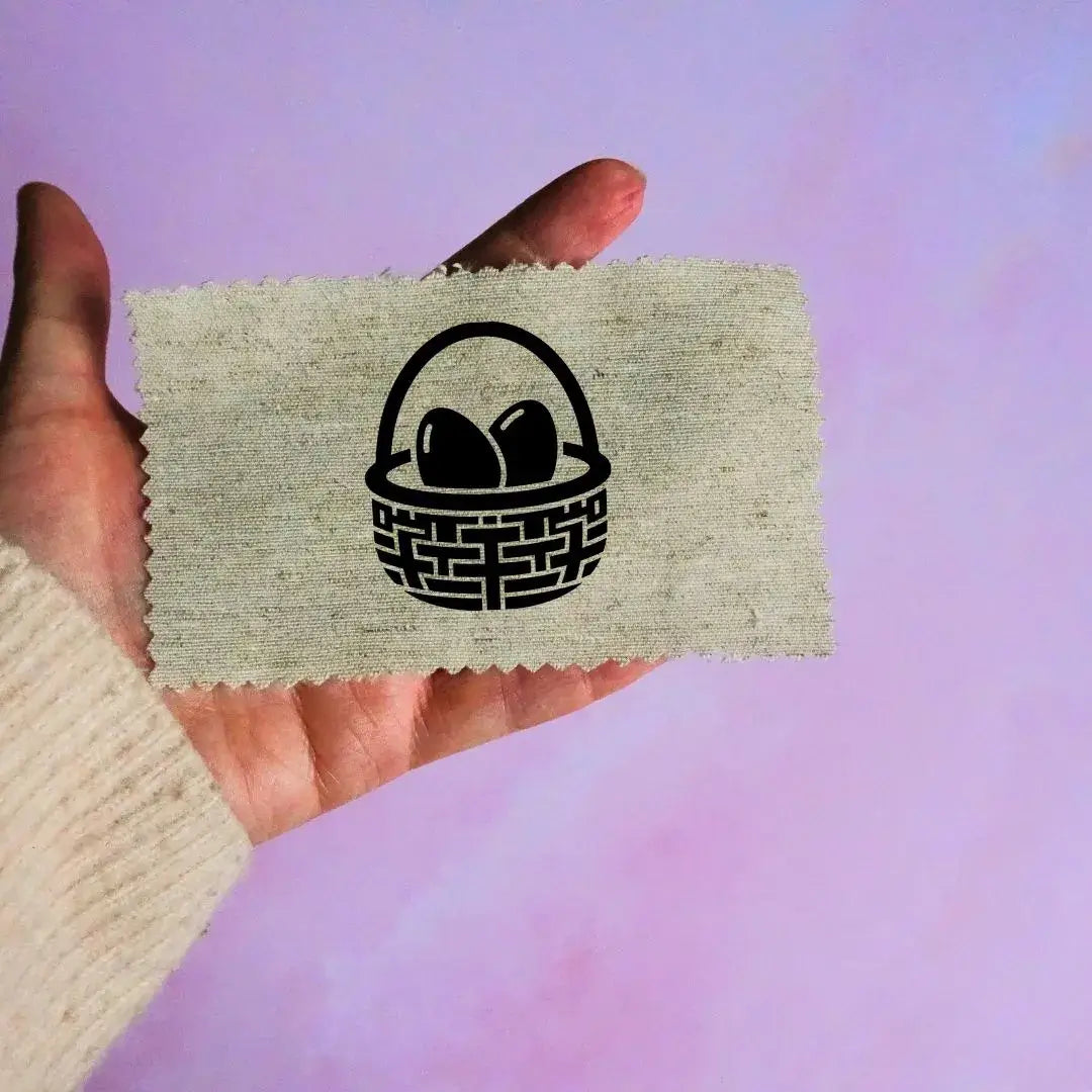 étiquette tissu Pâques motif panier avec œufs noir sur tissu beige accessoire couture personnalisé