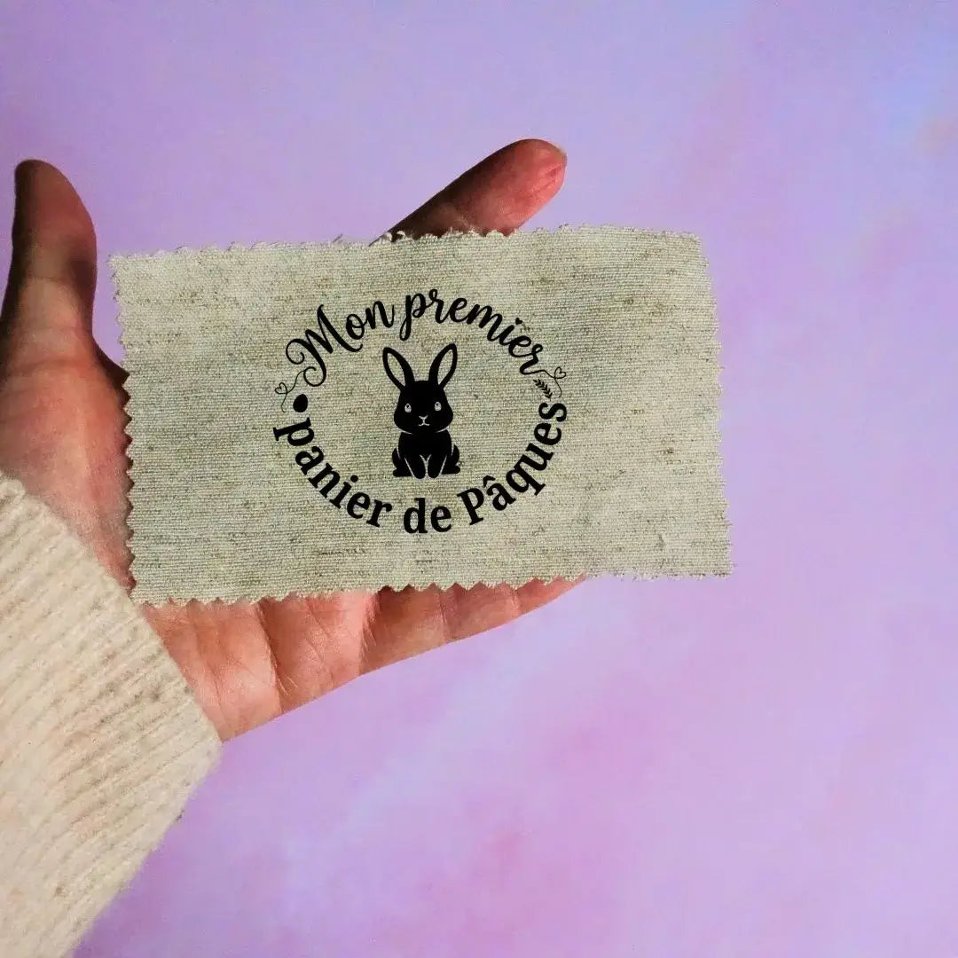étiquette tissu Pâques mon premier panier texte rond avec lapin noir sur tissu beige à coudre