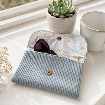 étui à lunettes en velours côtelé bleu clair avec doublure motif graphique et fermeture aimantée