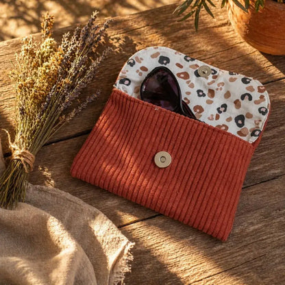 étui lunettes terracotta en velours côtelé avec doublure léopard et fermeture pression aimantée