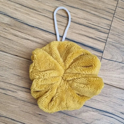 Fleur de douche lavable en éponge de bambou jaune, dotée d’une boucle en corde pour la suspendre facilement. Alternative écologique et réutilisable aux fleurs de douche en plastique, idéale pour une routine zéro déchet dans la salle de bain. Fabriquée en tissu ultra-doux pour un nettoyage en douceur de la peau.