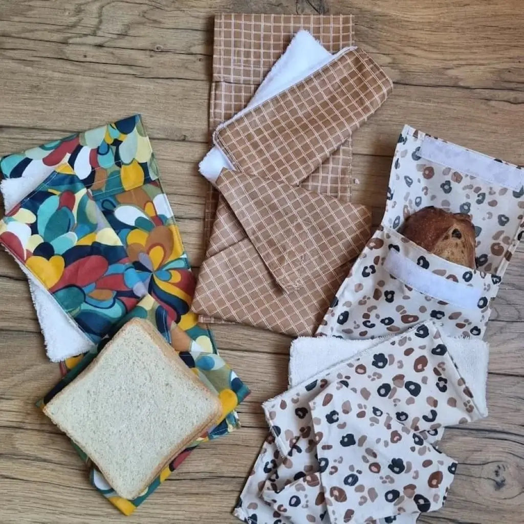 Ensemble de pochettes à sandwichs lavables et réutilisables en coton enduit de motifs et de formats divers (pain de mie ou baguette) avec essuie-tout lavable.