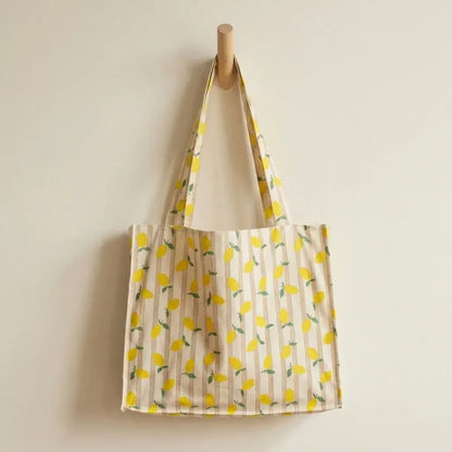 sac de plage coton enduit motif citron posé en terrasse avec grande contenance et anses épaules