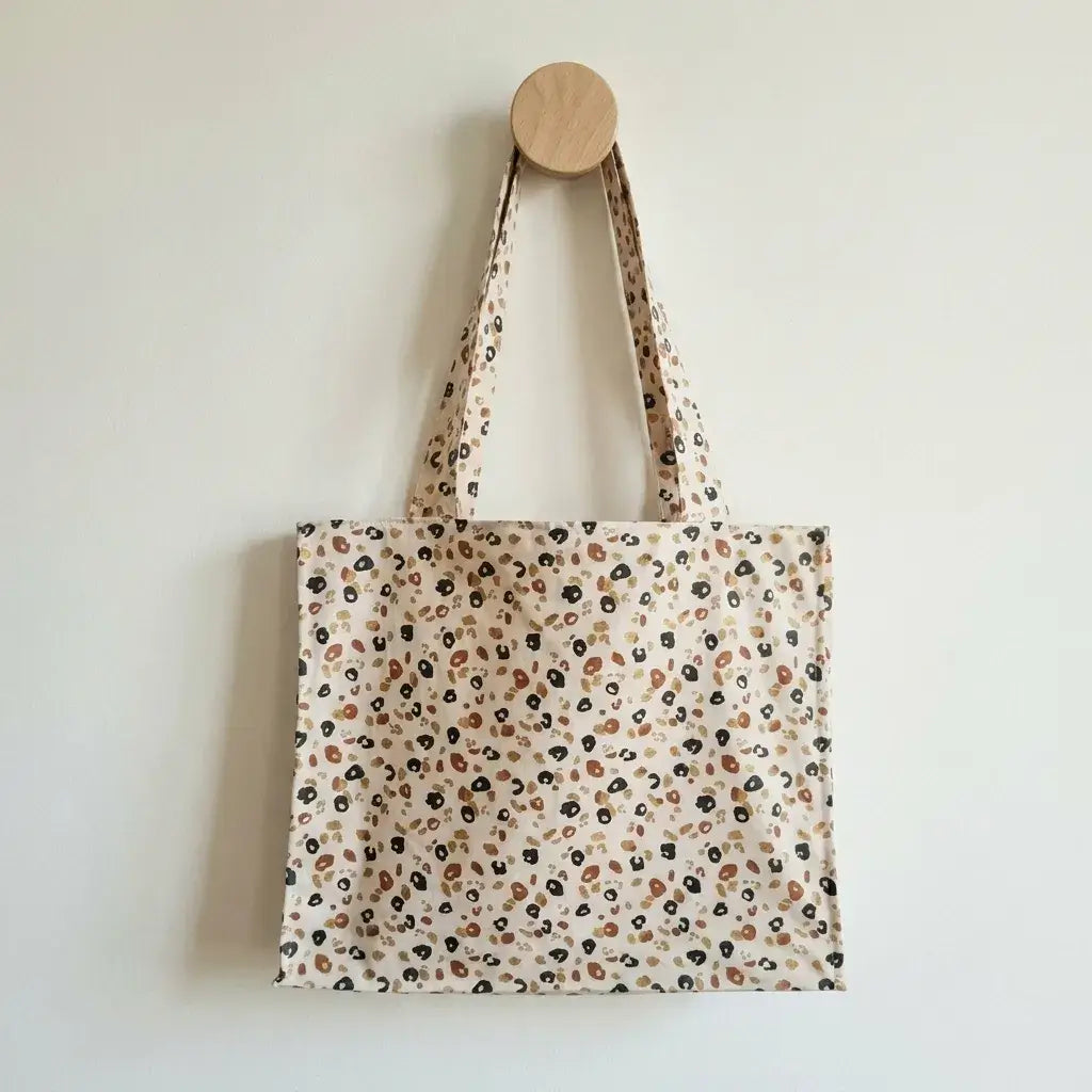grand sac cabas coton enduit motif léopard suspendu avec anses longues et format plage