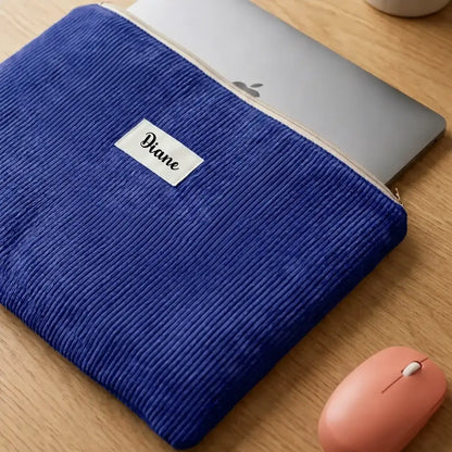 Housse zippée en velours côtelé bleu roi pour ordinateur portable, étiquette prénom Diane sur le devant