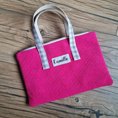 Housse d'ordinateur en velours côtelé rose framboise avec anses à carreaux et étiquette prénom Camille