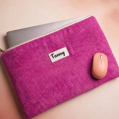 Housse d'ordinateur portable en velours côtelé rose magenta avec étiquette prénom Fanny, vue de dessus