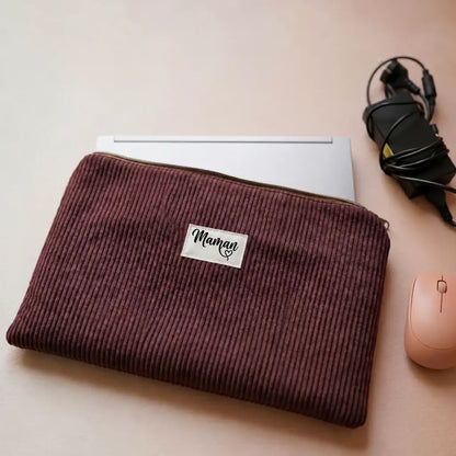 Housse pour ordinateur portable en velours côtelé prune avec étiquette floquée maman, souris à côté