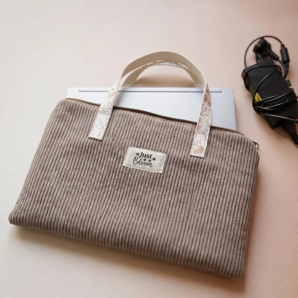 housse ordinateur portable taupe en velours côtelé personnalisée avec poignée et zip