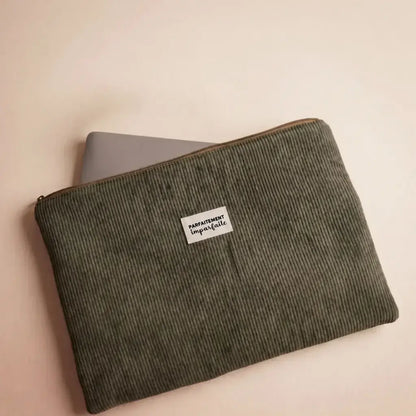 Housse pour ordinateur portable en velours côtelé vert kaki avec étiquette Parfaitement imparfaite