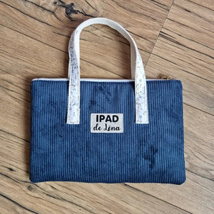 housse ipad velours côtelé bleu foncé avec poignées personnalisée prénom