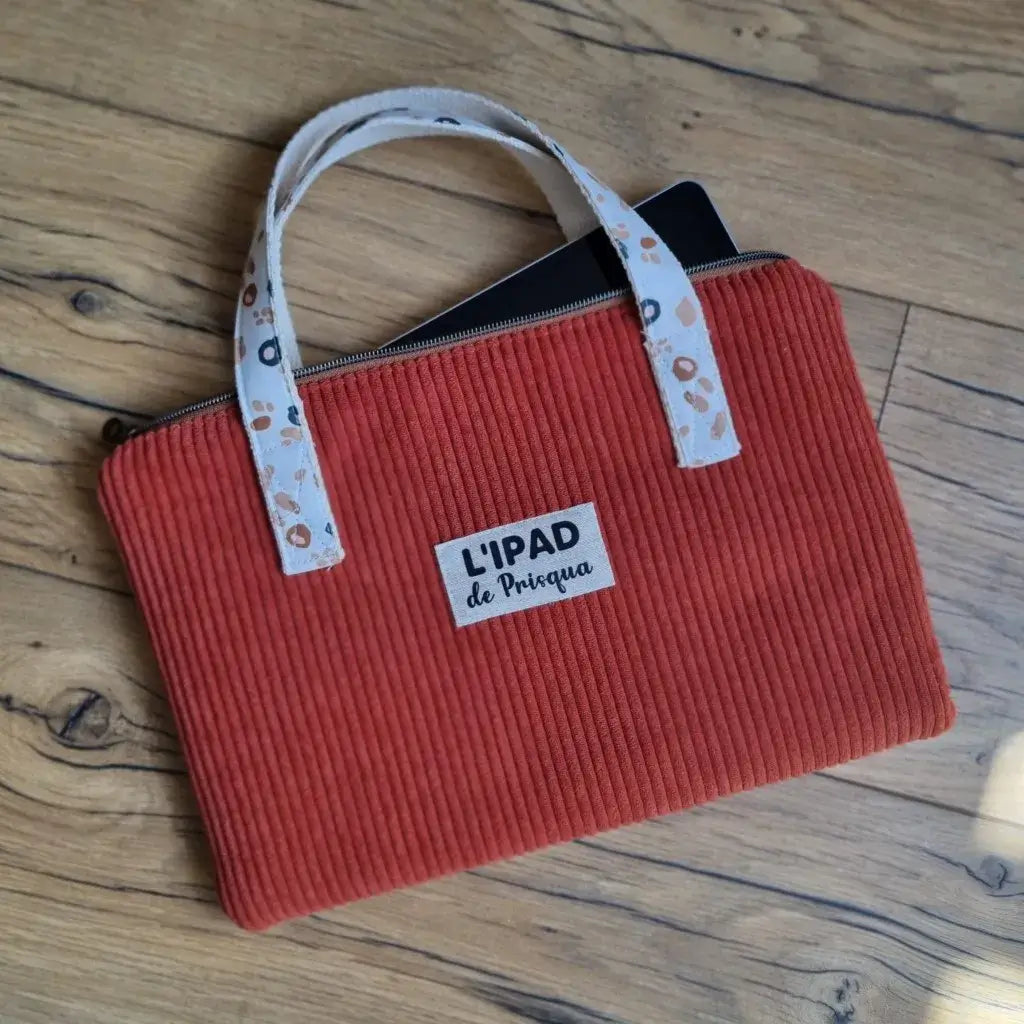 Housse iPad et tablette en velours côtelé terracotta avec poignées doublées d'un tissu imprimé léopard pour transporter votre iPad ou votre tablette en toute sécurité.