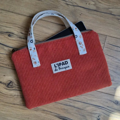 Housse iPad et tablette en velours côtelé terracotta avec poignées doublées d'un tissu imprimé léopard pour transporter votre iPad ou votre tablette en toute sécurité.