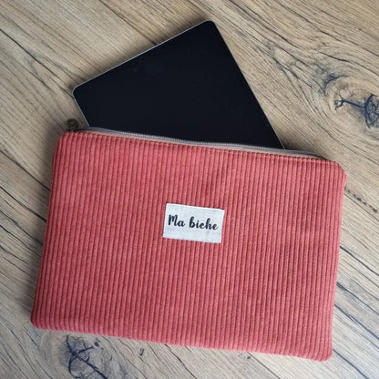 Housse zippée sans poignée pour tablette tactile ou iPad en velours côtelé de coloris terracotta, personnalisée avec l'inscription "Ma biche".