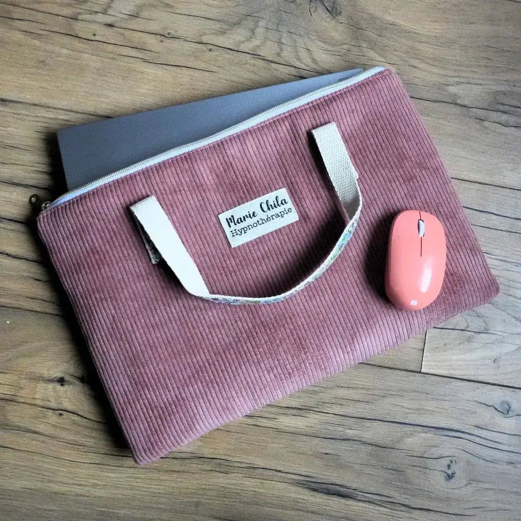 Housse ordinateur en velours rose personnalisée avec logo pour profession libérale et souris assortie.