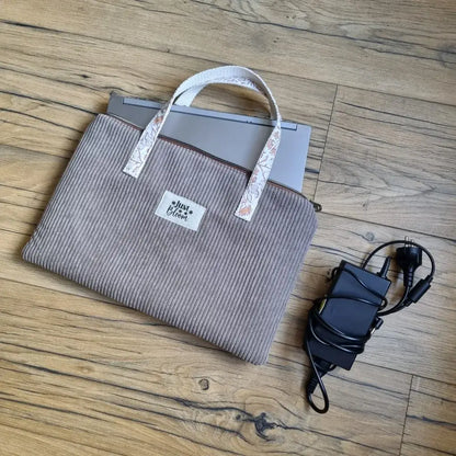 Housse d’ordinateur portable en velours côtelé taupe avec poignées tissu imprimé motif oriental et fermeture zippée, flocage "Just Bloom".