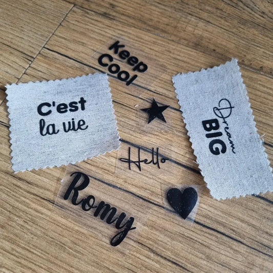 Inscriptions personnalisées en flex thermocollant à floquer seul ou sur étiquette en tissu.