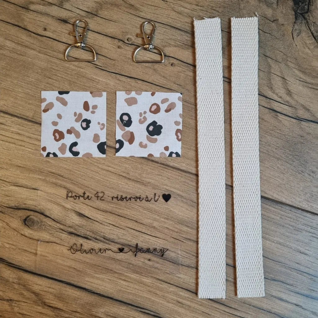 Kit prêt-à-coudre pour réaliser un duo de porte-clés avec inscription personnalisée. Le kit comprend 6 pièces et 2 inscriptions à floquer.