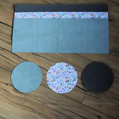 Pièces de découpe pour kit couture panier de rangement : velours côtelé bleu clair, doublure fleurie et mousse rigide.