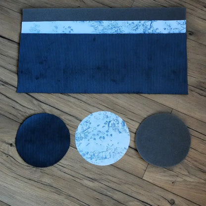 Kit couture vide-poche : coupons de velours grosses côtes bleu marine, doublure toile de Jouy et mousse sur bois.