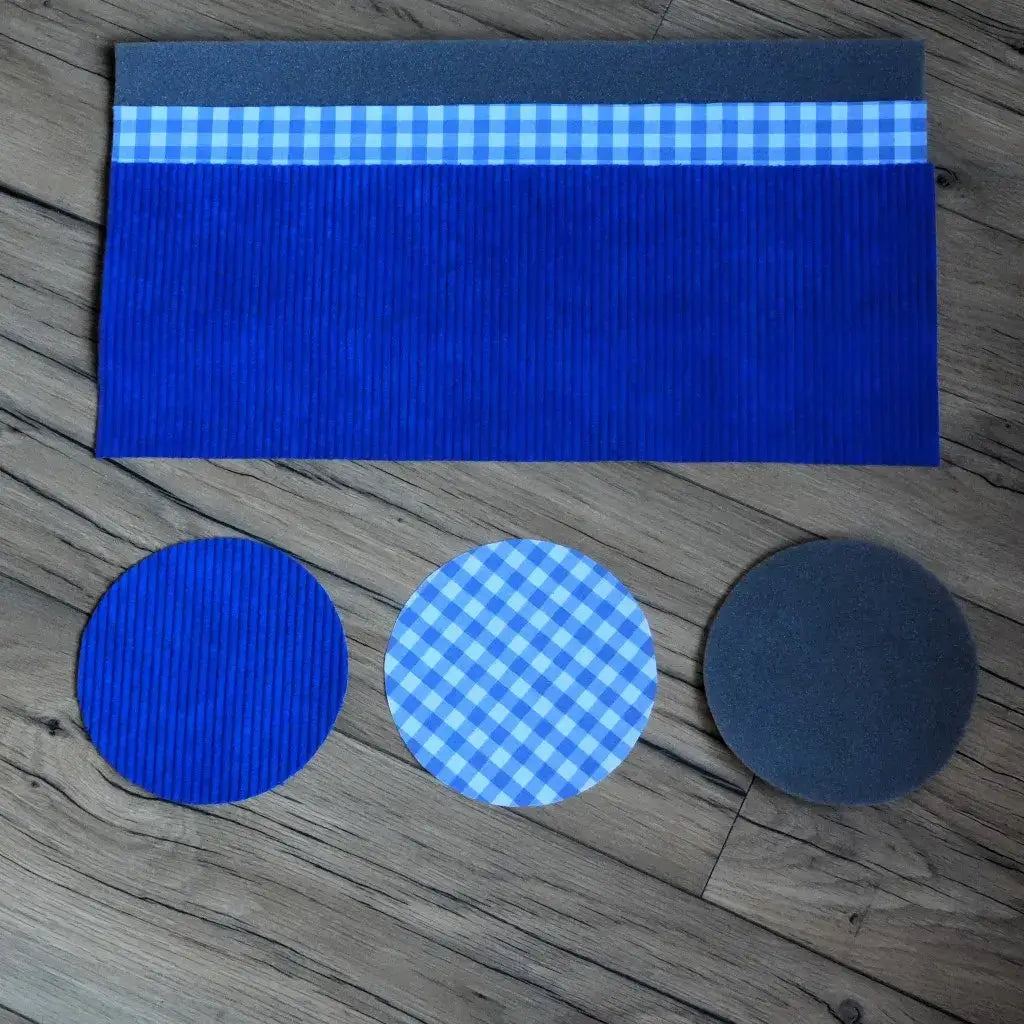 DIY panier tissu : velours bleu roi, doublure à carreaux vichy et mousse de maintien sur sol en bois.
