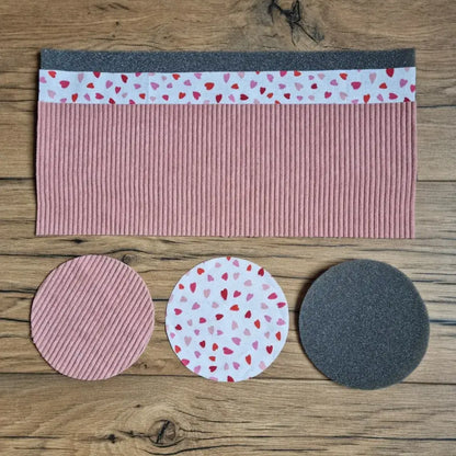 Kit couture panier rond en velours côtelé rose, tissu à cœurs, mousse grise et fonds ronds découpés