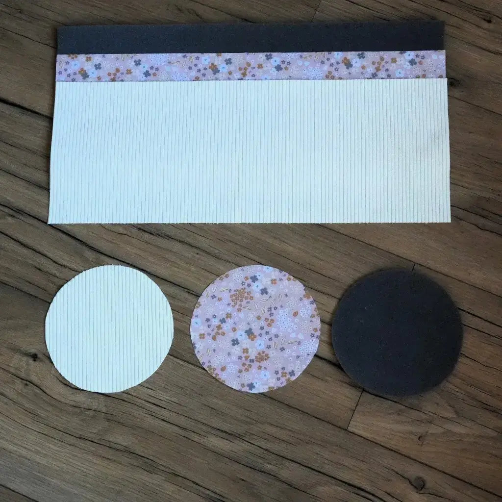Kit couture corbeille de rangement : velours milleraies crème, doublure fleurs parme et mousse ronde sur parquet.