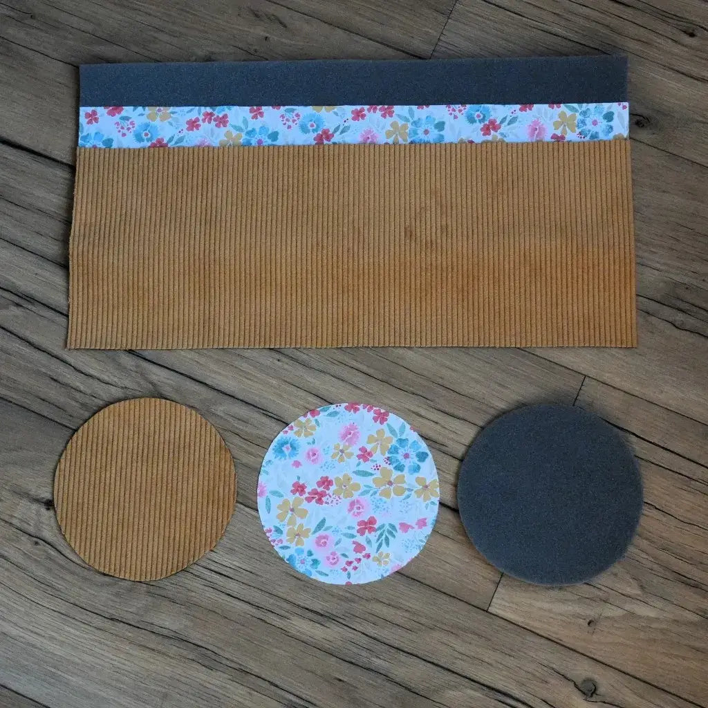 Kit prêt à coudre panier : velours côtelé jaune ocre, doublure fleurs bleues et roses avec mousse de maintien.