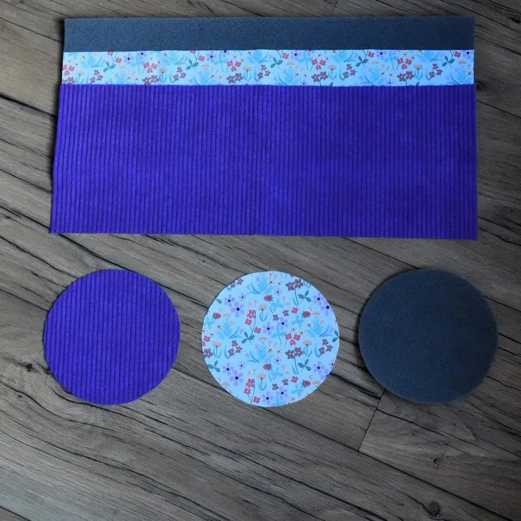 Kit couture panier DIY : velours côtelé violet lavande, doublure à fleurs des champs et mousse sur parquet.