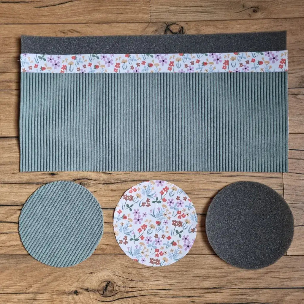 Kit couture panier rond avec velours côtelé vert d'eau, tissu fleuri, mousse et trois disques prédécoupés