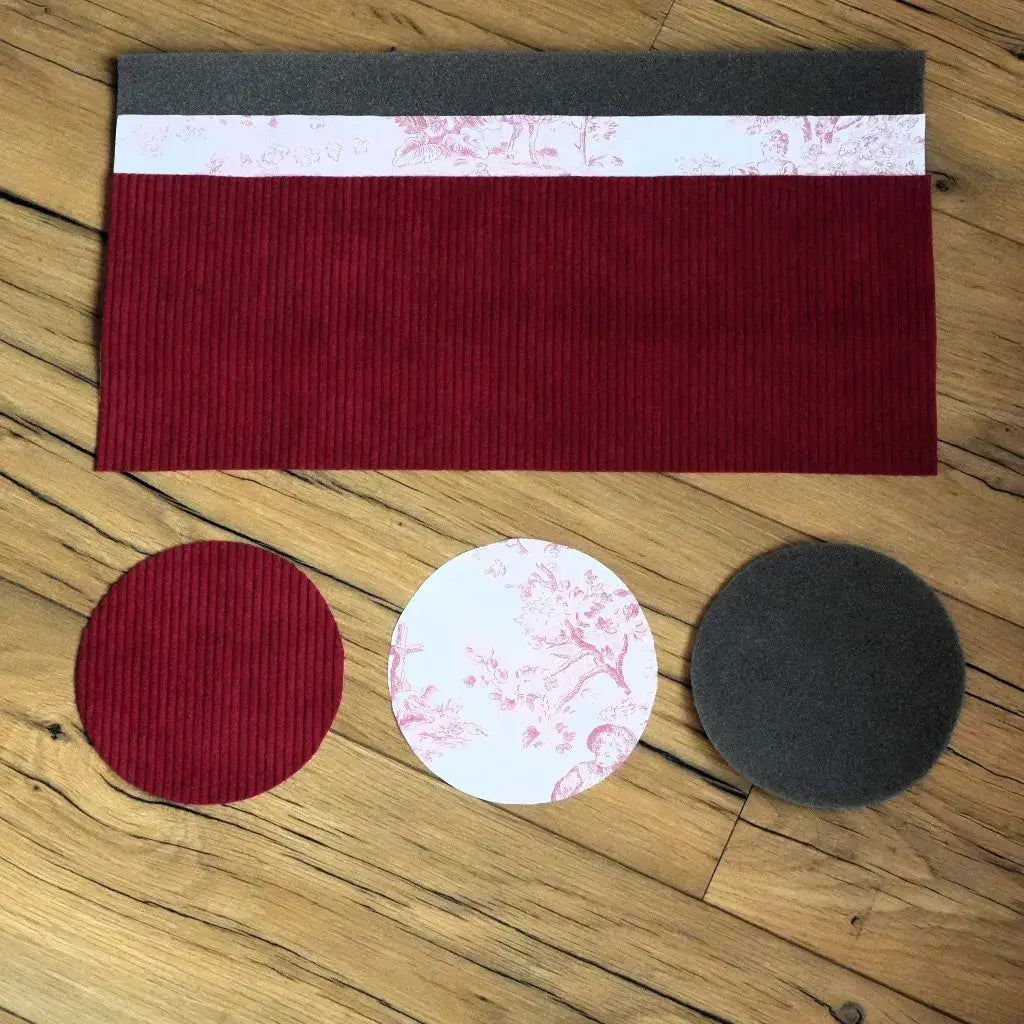 Projet couture vide-poche : velours côtelé bordeaux, doublure toile de Jouy rose et mousse sur plancher bois.