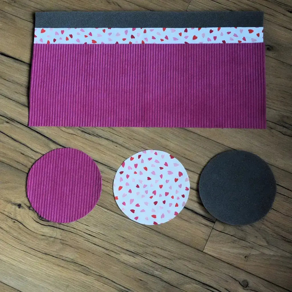 Kit couture panière rangement : velours grosses côtes magenta, doublure motifs petits cœurs et mousse sur plancher.