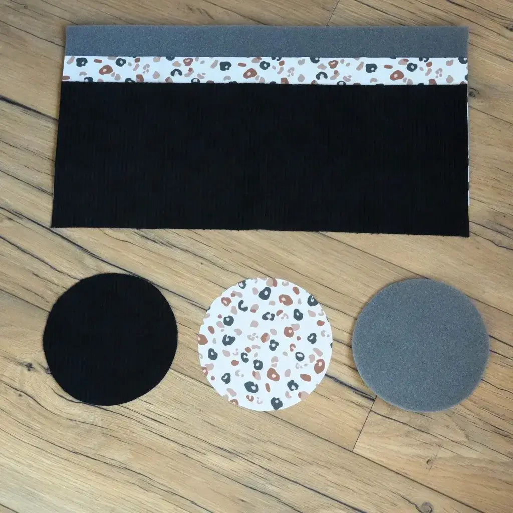 Couture panier de rangement : velours noir, doublure imprimé léopard et pièces de mousse sur parquet clair.