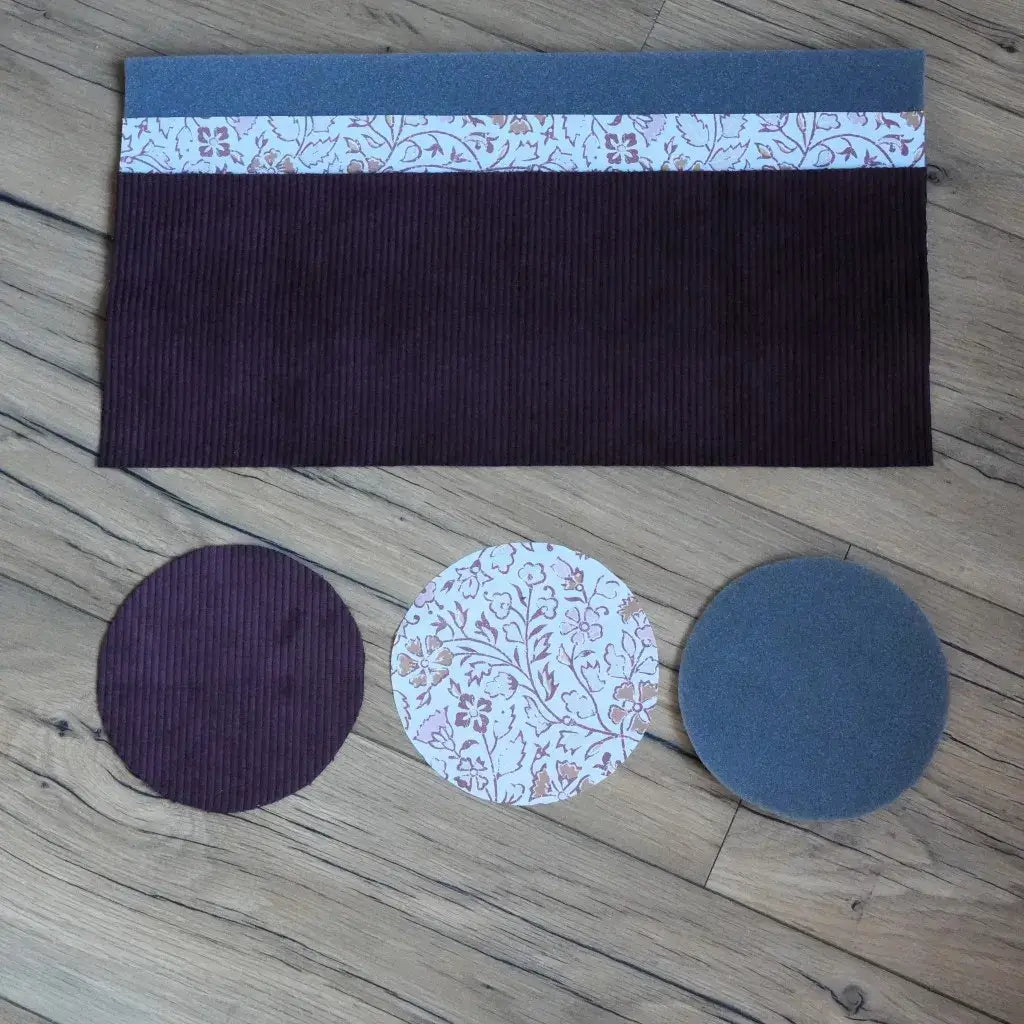 Kit couture panier rond : velours côtelé prune, doublure fleurs de cerisier et mousse ronde sur parquet.