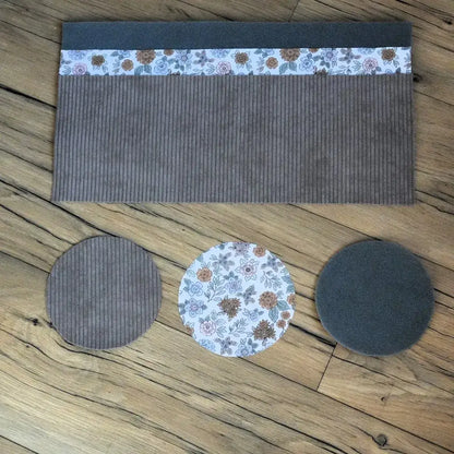 Kit couture panier rond : velours côtelé gris taupe, doublure fleurs cuivrées et mousse sur plancher de bois.
