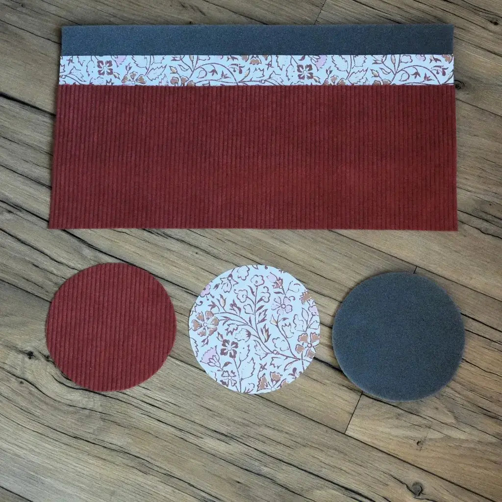 Matériel panier DIY : velours côtelé terracotta, doublure motifs fleurs baroques et mousse sur parquet.