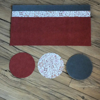 Matériel panier DIY : velours côtelé terracotta, doublure motifs fleurs baroques et mousse sur parquet.