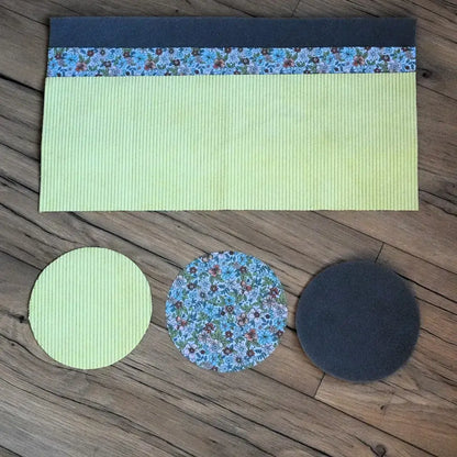 Kit prêt à coudre vide-poche : velours côtelé vert anis, doublure fleurs bleues et marron avec mousse sur parquet.