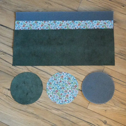 Pièces kit couture panier : velours grosses côtes vert sapin, doublure fleurs bleues et roses avec mousse sur bois.