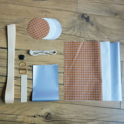 Kit couture complet pour porte-gourde isotherme au motif carreaux terracotta : coton enduit quadrillé, isolant, sangle beige et mercerie.
