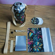 Kit couture porte-gourde motif Nuit fleurie avec coupons de coton enduit fleurs roses, isolant thermique, sangle et accessoires.