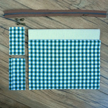 Kit couture pour réaliser une trousse carrée élégante, composé d’un tissu à carreaux vert et blanc, d’un empiècement en velours côtelé beige, d’une fermeture éclair marron et de curseurs métalliques assortis. Parfait pour les passionnés de DIY, ce kit prêt-à-coudre permet de créer facilement une trousse personnalisée au style rétro et naturel, idéale pour ranger accessoires, maquillage ou fournitures.