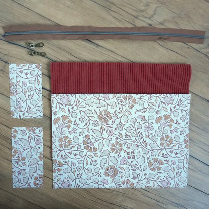 Kit couture complet pour créer une trousse carrée élégante, combinant un velours côtelé terracotta chaleureux à un tissu floral beige et cuivre. Le set inclut une fermeture éclair marron, deux curseurs métalliques et toutes les pièces de tissu prédécoupées. Un projet couture accessible et tendance, idéal pour confectionner une trousse artisanale unique au style naturel et bohème.