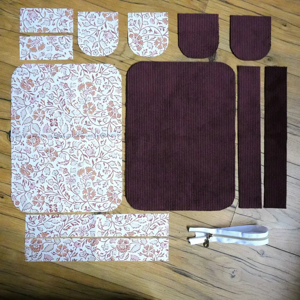 Kit couture DIY : tissu fleuri marron et velours côtelé prune avec zip blanc pour confectionner une trousse.