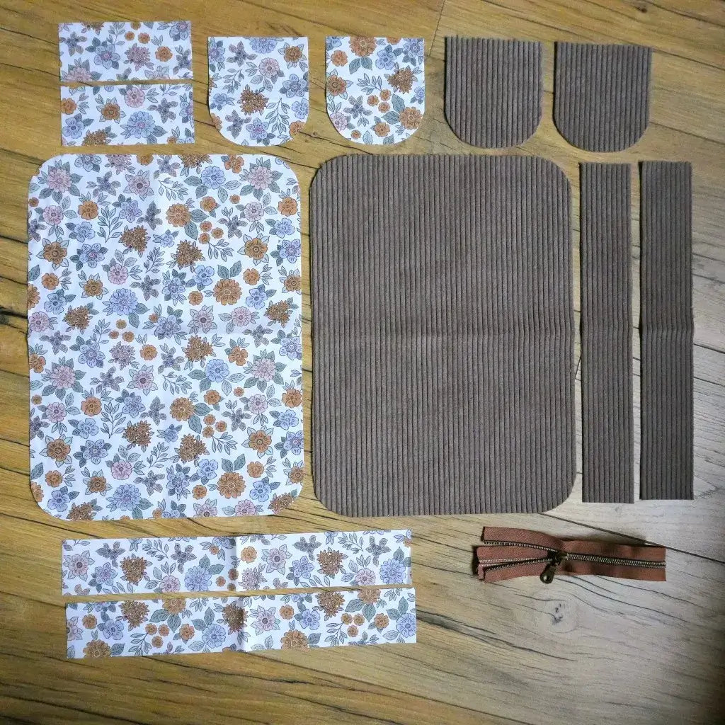 Kit trousse : coupons de velours côtelé taupe et tissu fleuri bohème avec zip marron, prêts pour la couture.