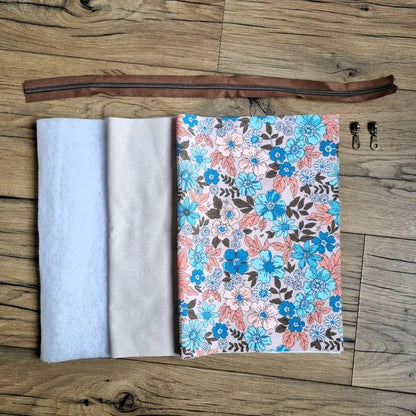 kit couture trousse tissu fleuri bleu et rose avec doublure ouate et fermeture éclair