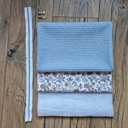 kit couture trousse bleu denim en tissu nid d’abeille avec doublure fleurie et zip à coudre