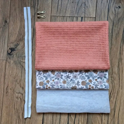 kit couture trousse marsala en coton nid d’abeille avec tissu imprimé fleurs et fermeture éclair