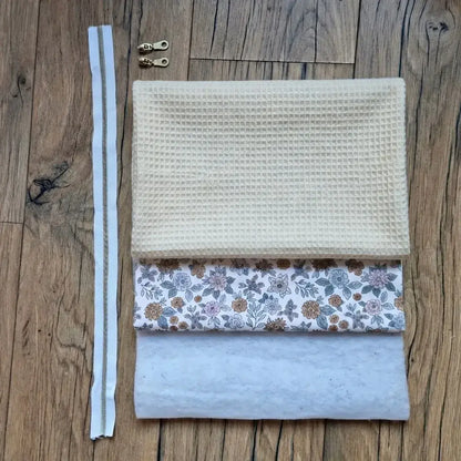 kit couture trousse naturel en tissu nid d’abeille avec doublure florale et accessoires couture